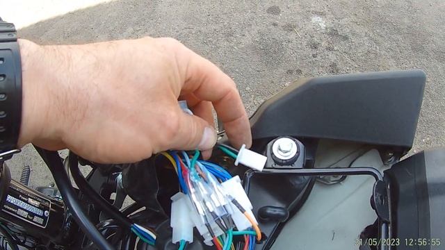 Доступ к лампочке головного света, разъёмы приборки Viper V200B смотреть онлайн