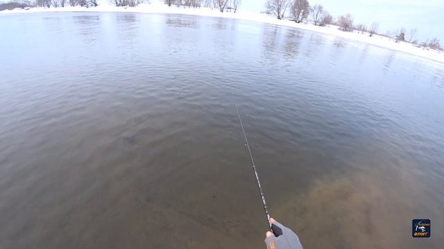 Вдвоем на реке, спиннинг в руке. КУЧËНЫЙ ДЖИГ. Рыбалка в праздники. смотреть онлайн