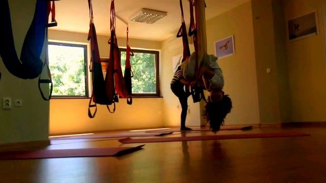 Детска въздушна йога в студио Дивали смотреть онлайн