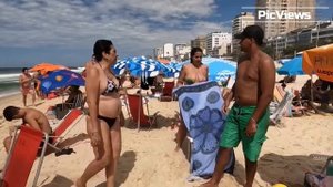 Пляж Леблон в Рио-Де-Жанейро. Бразилия сегодня 9 ноября 2023. Красивые девушки на пляже в Бразилии