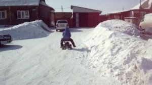 Племянник на снегокате с мотором от бензопилы .