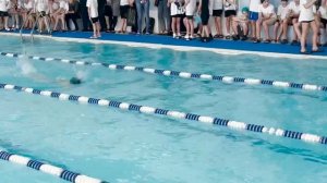 Выиграл соревнования по плаванию 50 метров баттерфляй