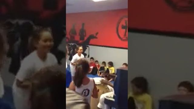 Vou jogar Capoeira ao som do berimbau смотреть онлайн