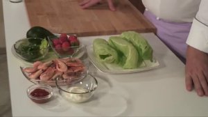 Как приготовить салат из креветок, авокадо и клубники