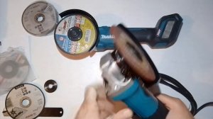 Болгарка 125я устанавливаем суперфланец Makita 122444-5 и без усилий откручиваем гайки на болгарке.