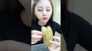 Кореянки едят лёд