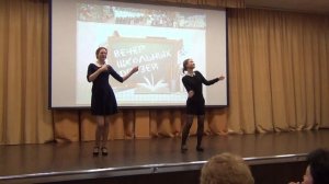 Танец старшеклассников на вечере встречи выпускников