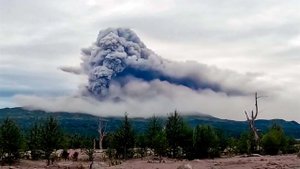 На Камчатке началось извержение вулкана Шивелуч после сильного землетрясения