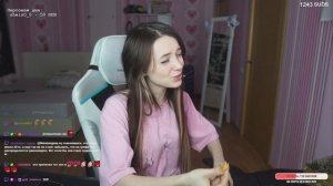 фасолька показывает сиськи на стриме