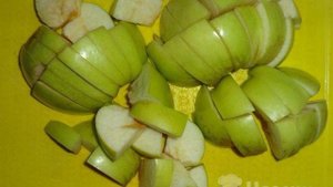 Каша рисовая с изюмом и яблоками
