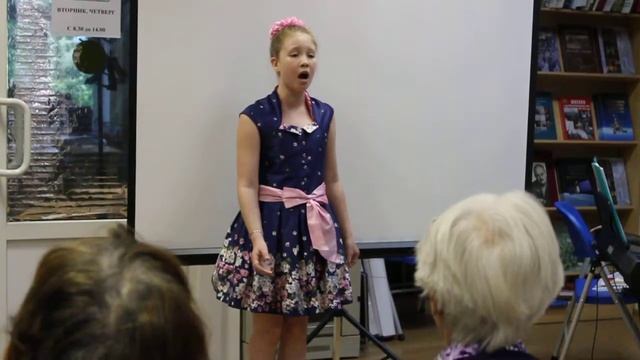 Романс М. Глинки "Не искушай" исполняет Софья Макарова смотреть онлайн