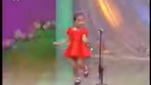 Маленькая девочка классно поёт