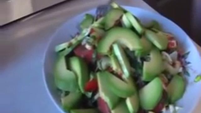 Салат с авокадо.avi смотреть онлайн