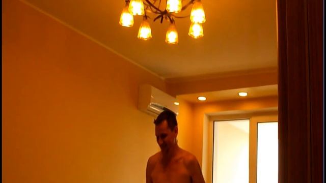 Как вкрутить лампочку без табуретки. смотреть онлайн