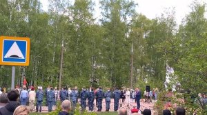 Школьники маршируют на параде Победы
