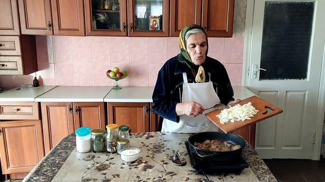 Кормежка и уборка за кроликами. Бабушка готовит куриную печень с гарниром. Сельская жизнь смотреть онлайн