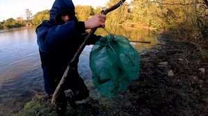 Ловля раков осенью на раколовки.Тест двух видов раколовок.Чеснок работает даже в холодной воде.