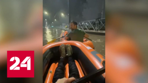 Потоп в Краснодаре: люди по улицам ездят в лодках - Россия 24