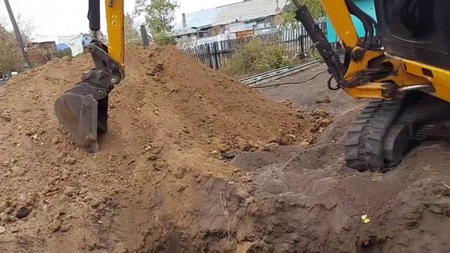 Купили дом год назад. Как все начиналось.Нашли спецов.Роем септик.#жизньвдеревне смотреть онлайн