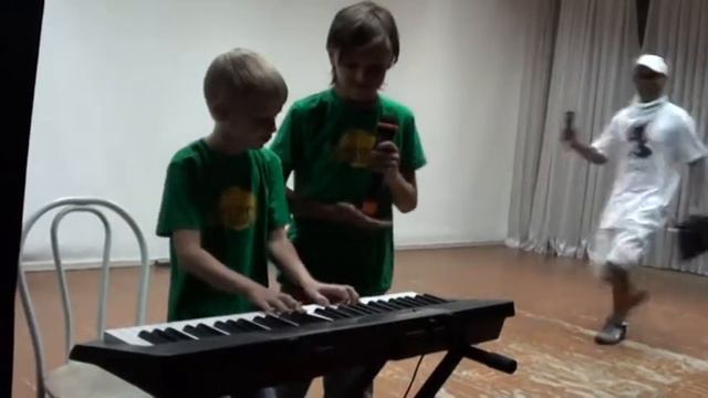 хитовая песня на английском, 10 летние парни зажигают! смотреть онлайн