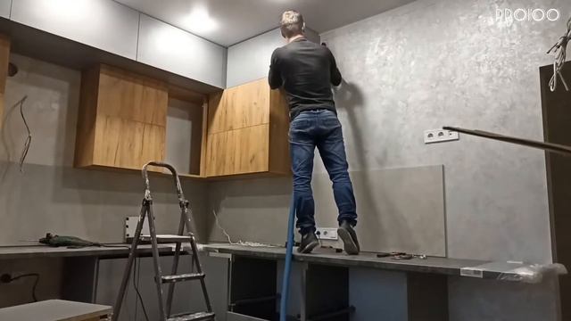 Монтаж кухни под потолок с антресолями