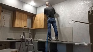 Монтаж кухни под потолок с антресолями