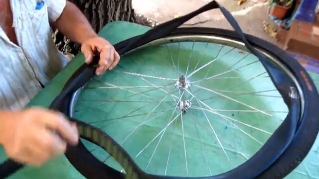 Переднее колесо Одеваем РЕЗИНУ велосипед УКРАИНА ХВЗ смотреть онлайн