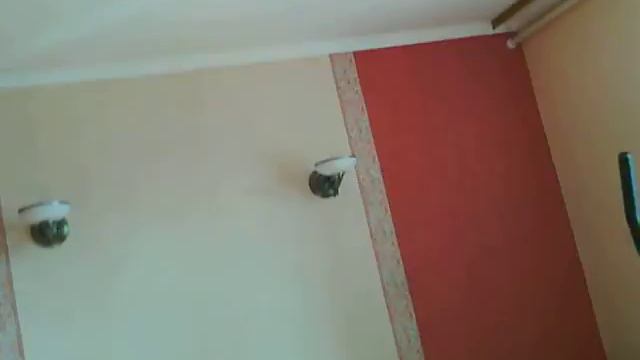 Квадрокоптер в комнате смотреть онлайн