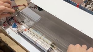 Как вставить ультрафиолетовые лампы в рециркулятор. Вставить УФ-лампы в обеззараживатель. #купить