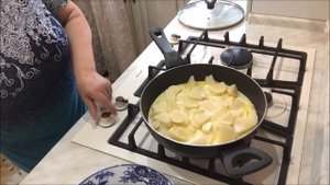 Молодой картофель, тушёный в молоке.