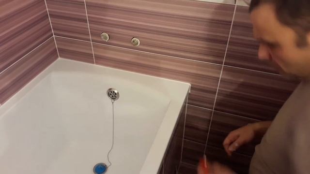 Примыкание ванны и плитки силиконом . смотреть онлайн