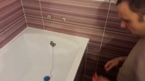 Примыкание ванны и плитки силиконом .