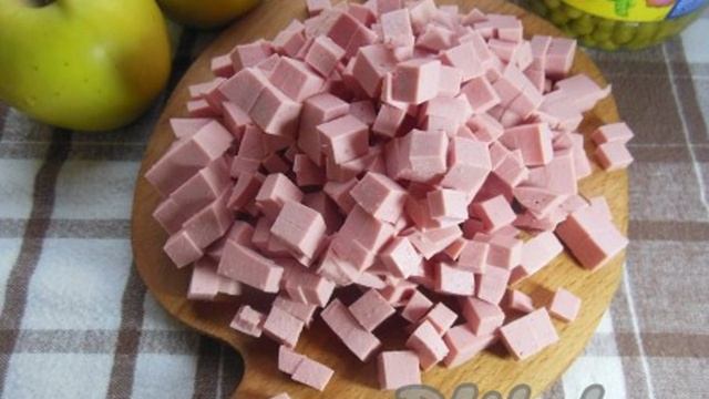 Оливье с яблоком и колбасой