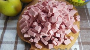 Оливье с яблоком и колбасой