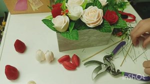 Собираю яркий букет из мыла с клубникой и розами на заказ ?