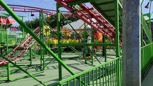 Аттракцион Гусеница в Джемете(парк Солнечный остров)