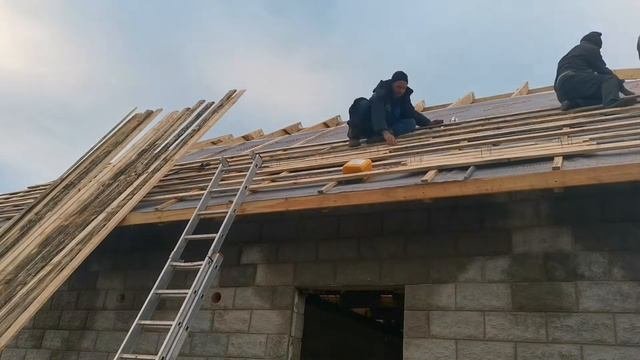 Монтаж обрешетки и ветрозащиты на полувальмовую крышу