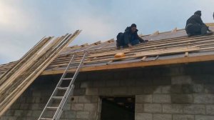 Монтаж обрешетки и ветрозащиты на полувальмовую крышу