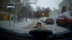 Девка упала в юбке