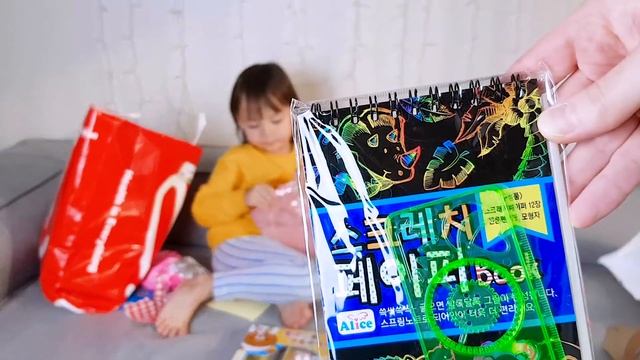 Что подарили Ангелине? Распаковка подарков из садика ;) смотреть онлайн