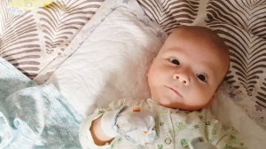 Малышу 2,5 месяца переворачивается с живота на спину? гулит, улыбается новорожденный