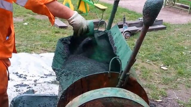 Укладка покрытия из резиновой крошки на детской площадке