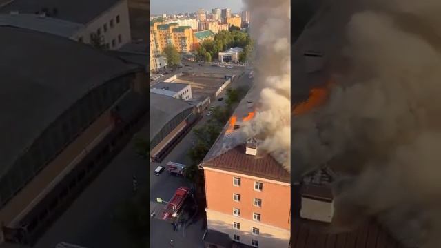 [ Альбом ]
Крупный пожар в Казани. Горит практически вся крыша жилого дома на улице Чехова.

По пред