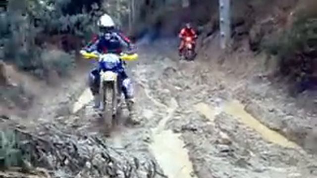 Aritz y algar peleandose con el barro en la roderas смотреть онлайн