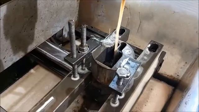 Электроэрозия режет деталь судового оборудования