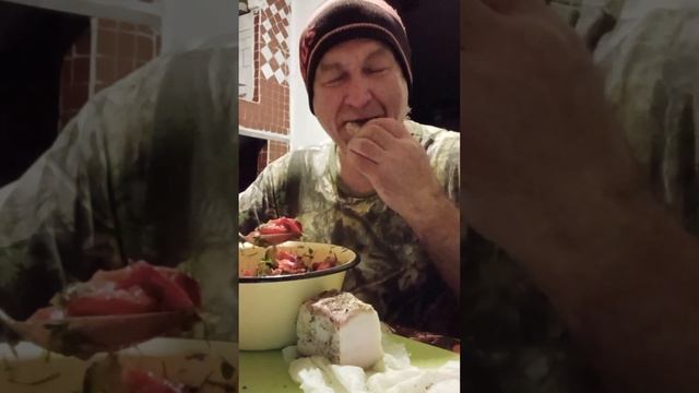 Перекус на поздний вечер витаминный салат и сало. смотреть онлайн