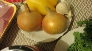 Курица тушеная на сковороде без масла с овощами и зеленью. Здоровая еда.