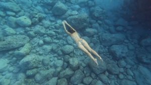 Красивая девушка ныряет и плывёт под водой!