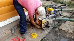 Заводим мотопомпу без стартера шнурком (Set up a motor pumps without starter cord ..).