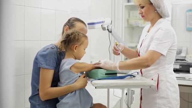 мама с ребенком в поликлинике сдает кровь